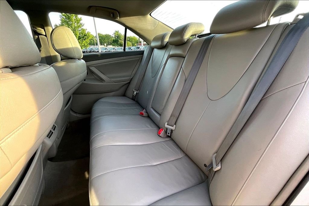 Used 2007 White Toyota Base image 24