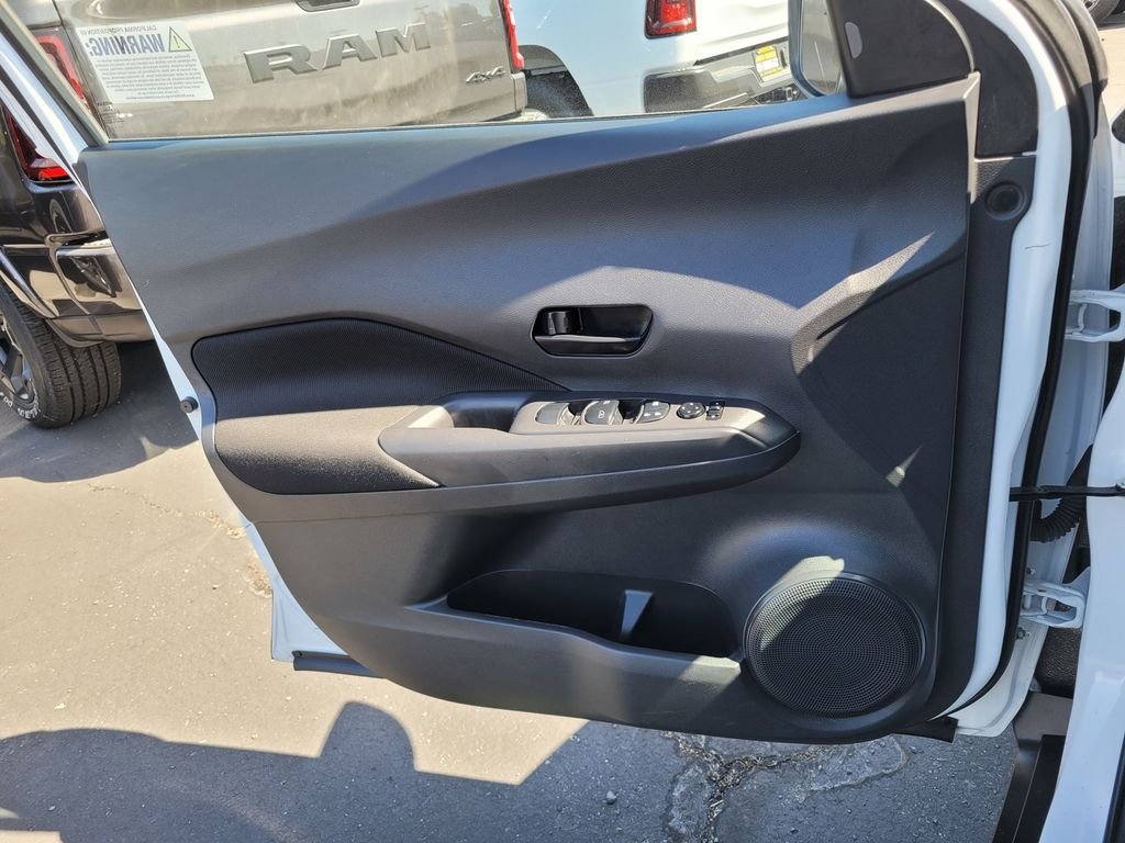 Used 2022 White Nissan S image 27
