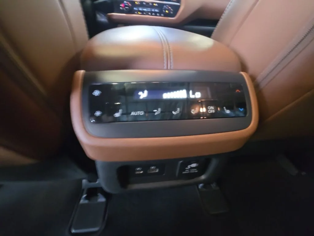 Used 2023 White Nissan Platinum image 28