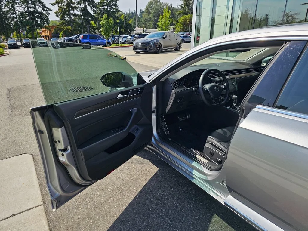 Used 2019  Volkswagen SEL image 18