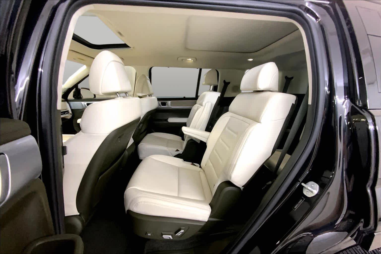 Used 2025 Phantom Black Hyundai Calligraphy image 20