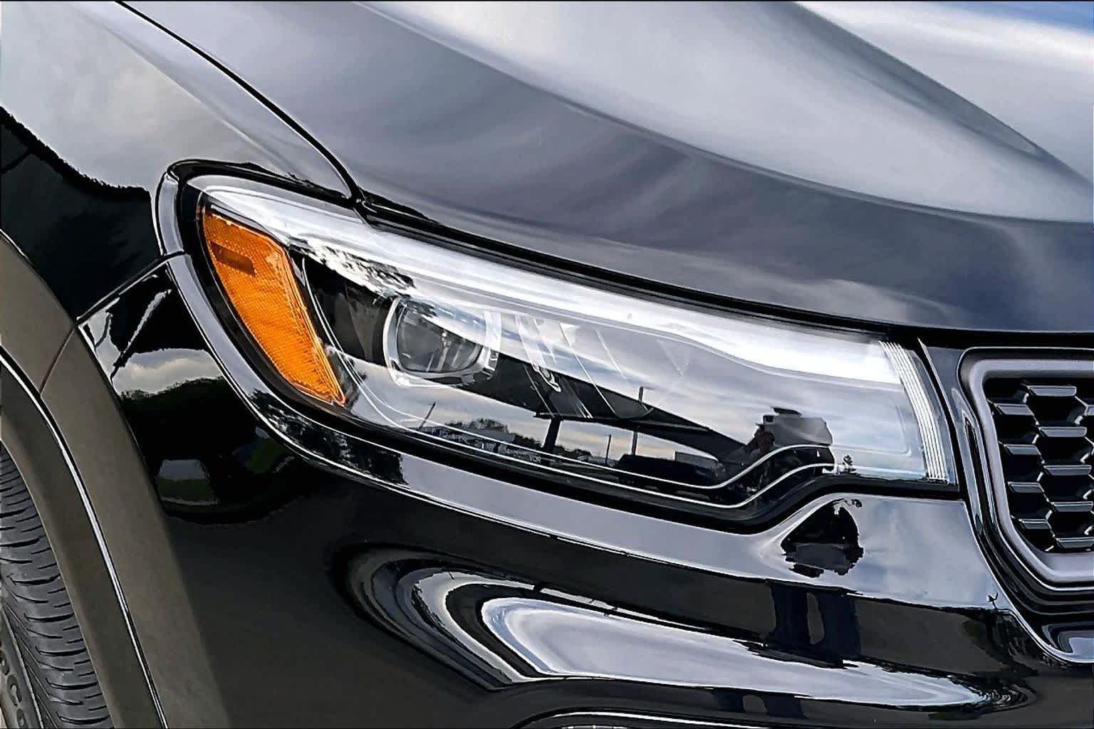 Used 2025 Diamond Black Crystal Pearlcoat Jeep Limited image 28