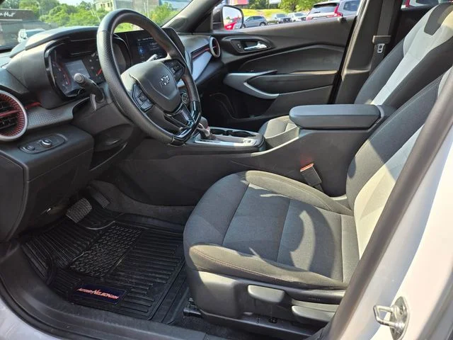 Used 2025 White Chevrolet 1RS image 10