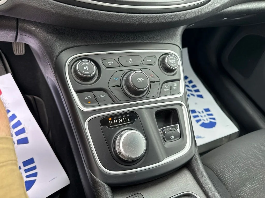 Used 2016 White Chrysler Limited image 23