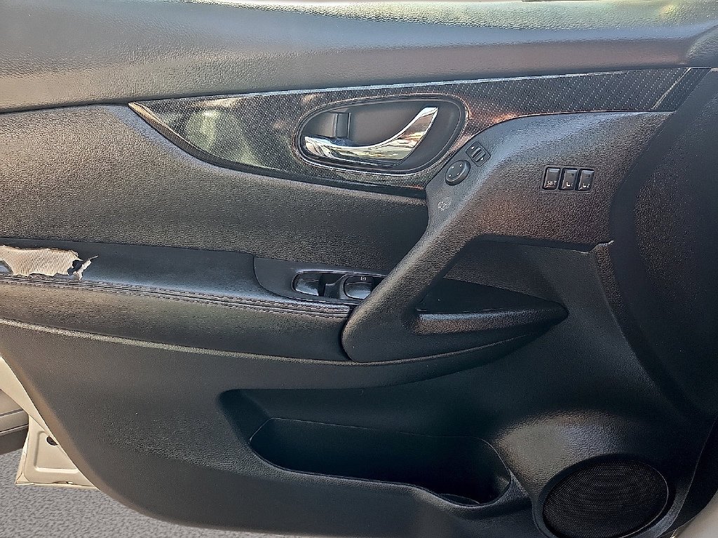Used 2019 Silver Nissan SL image 19