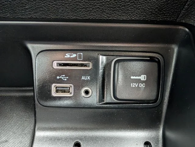 Used 2018 Silver Jeep Latitude image 22
