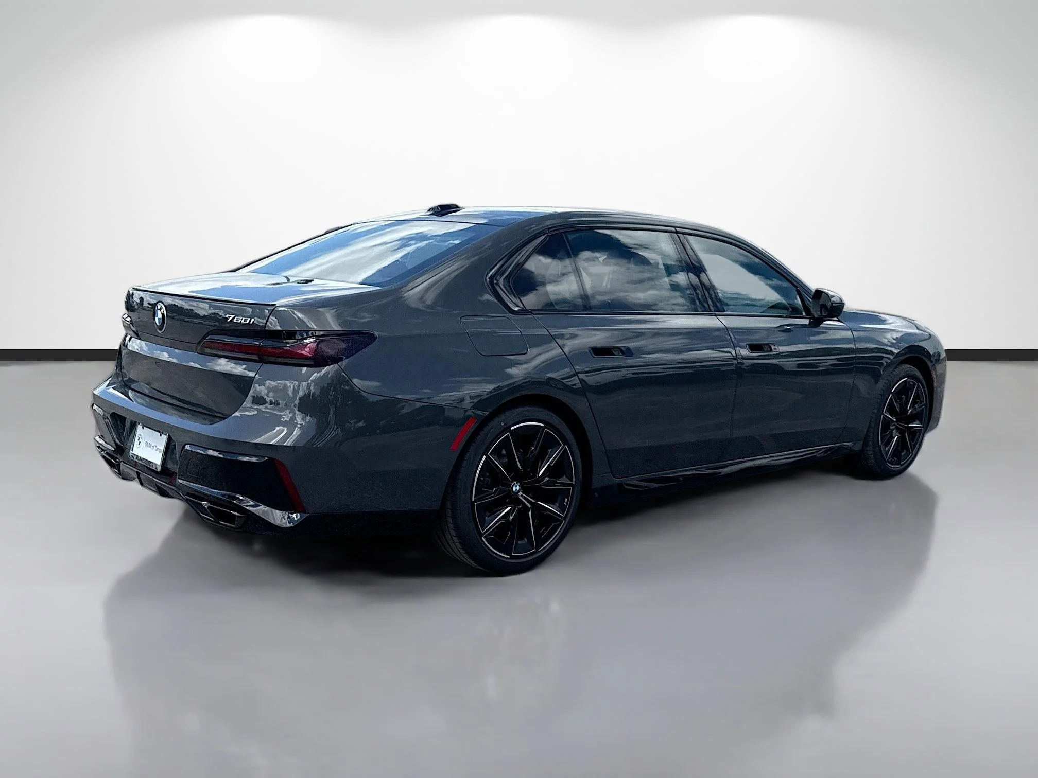 New 2026 Dravit Grey Metallic BMW 760i xDrive image 3