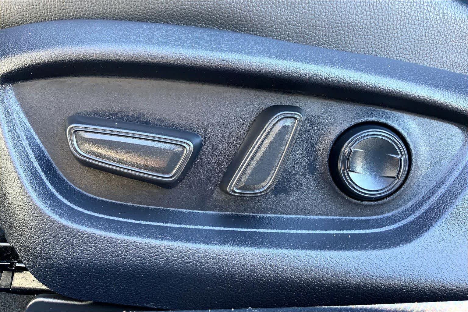 Used 2025 Wind Chill Pearl Toyota XSE image 34