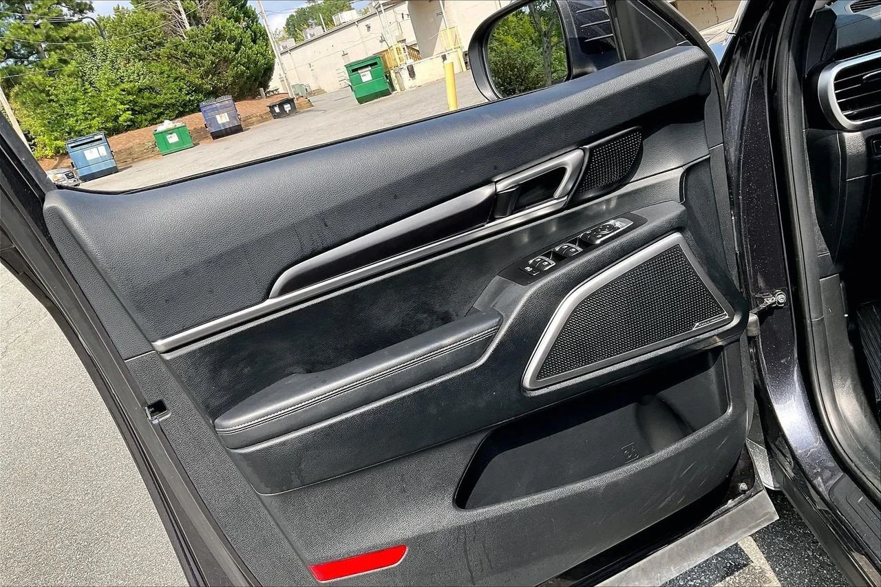 Certified Used 2025  Kia S image 28