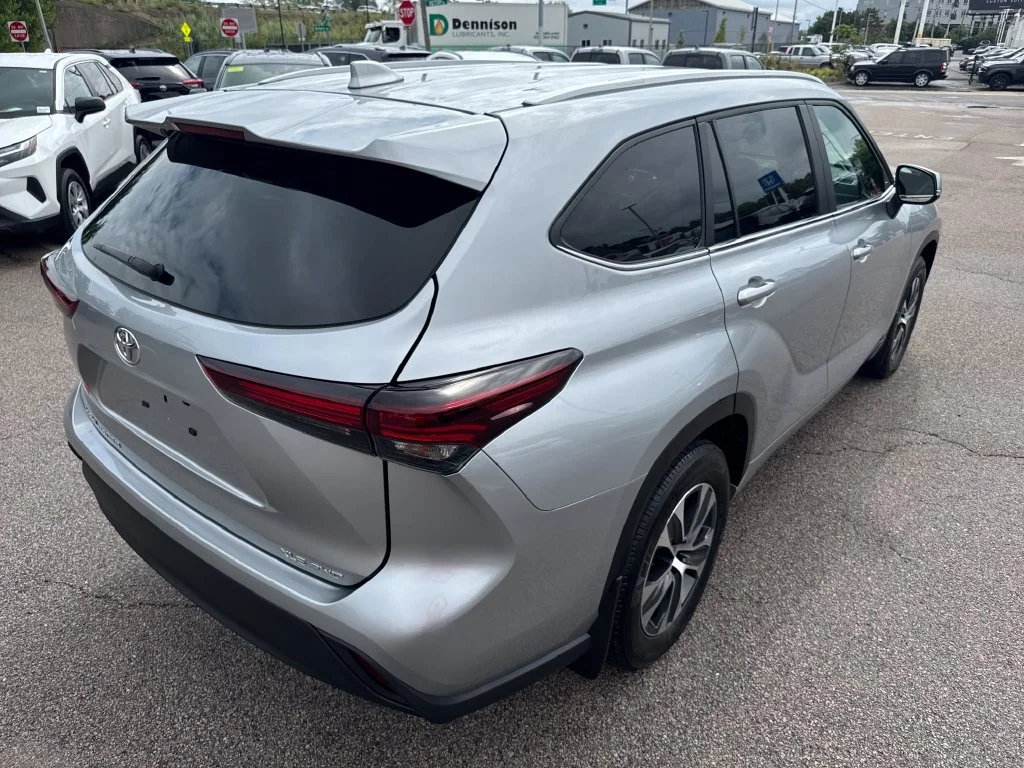 Used 2025 Silver Toyota XLE image 10