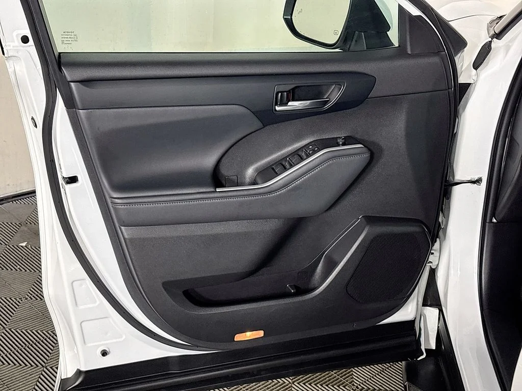 Used 2022 Beige Toyota XLE image 10