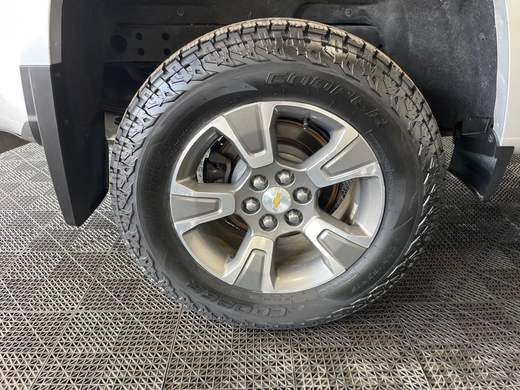 Used 2020 Silver Chevrolet Z71 image 22