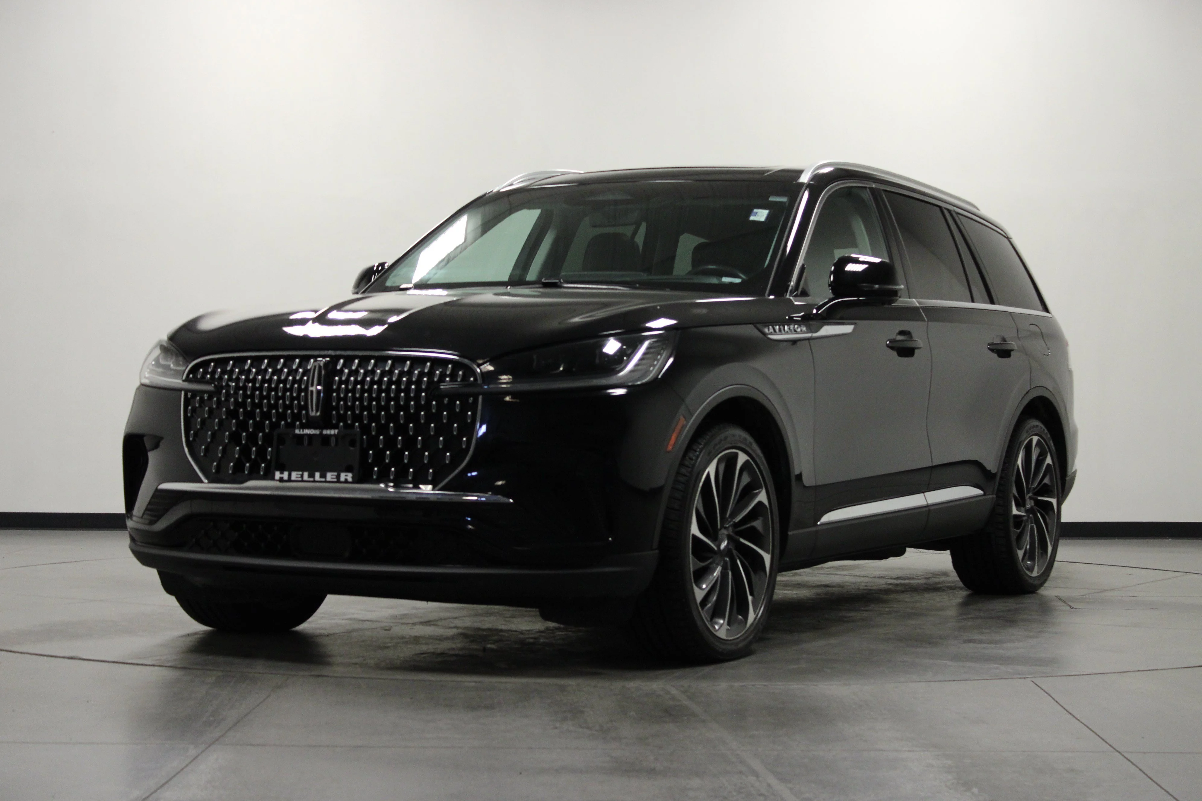 Used 2025 Infinite Black Metallic Clearcoat Lincoln Reserve image 8