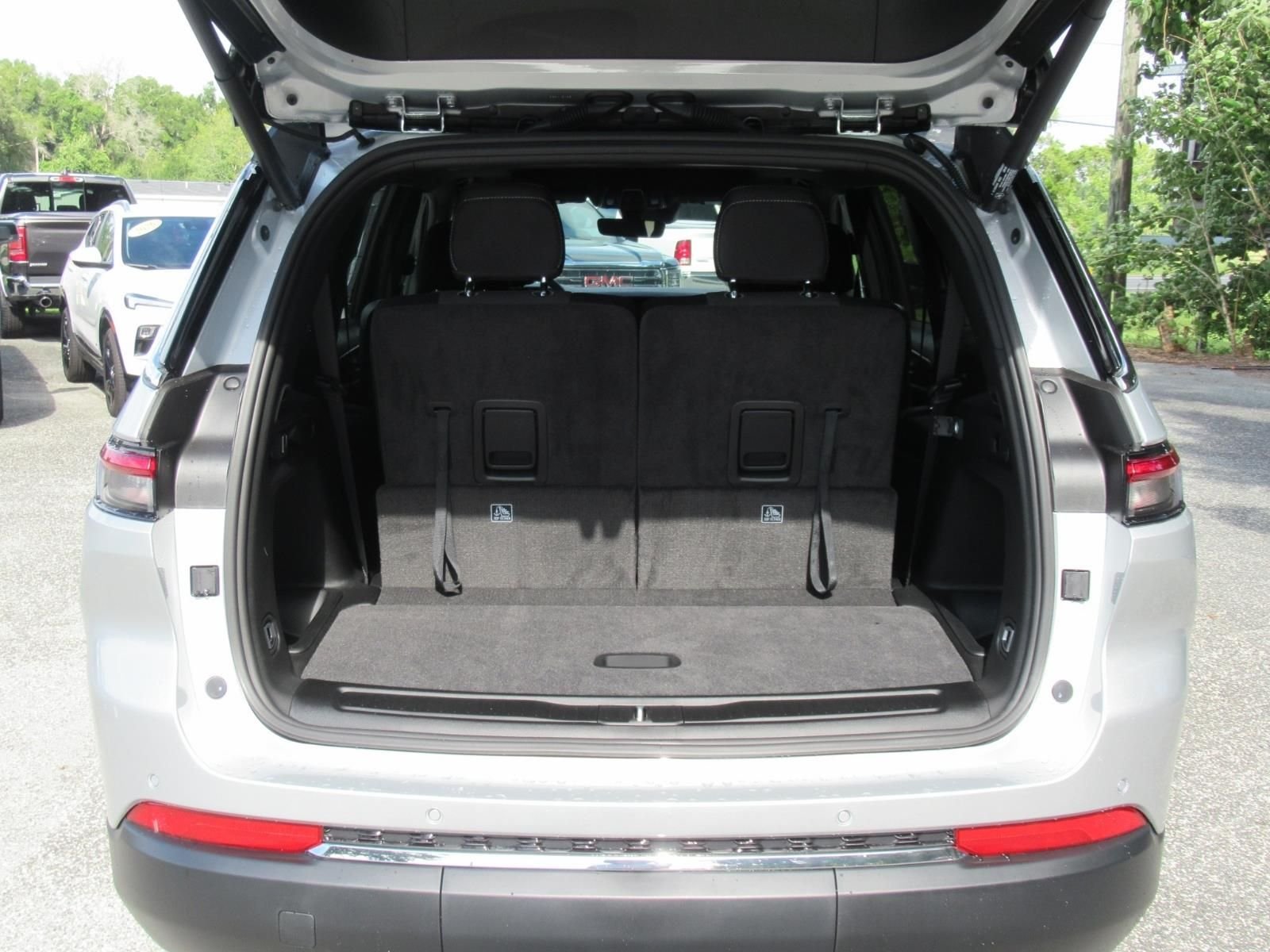 New 2026 Silver Zynith Exterior Paint Jeep Laredo X image 37