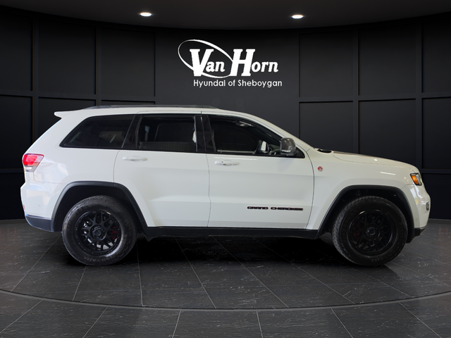 Used 2018 Bright White Clearcoat Jeep Trailhawk image 8