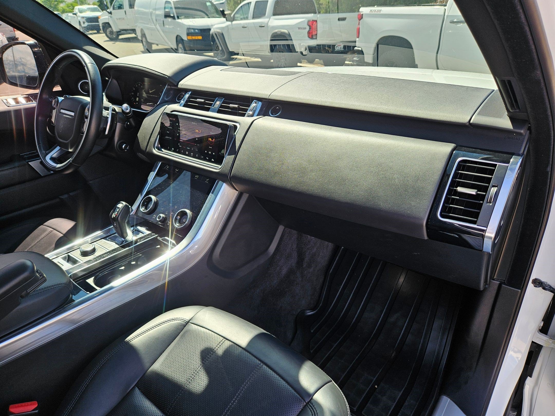 Used 2022 White Land Rover HSE Dynamic image 32