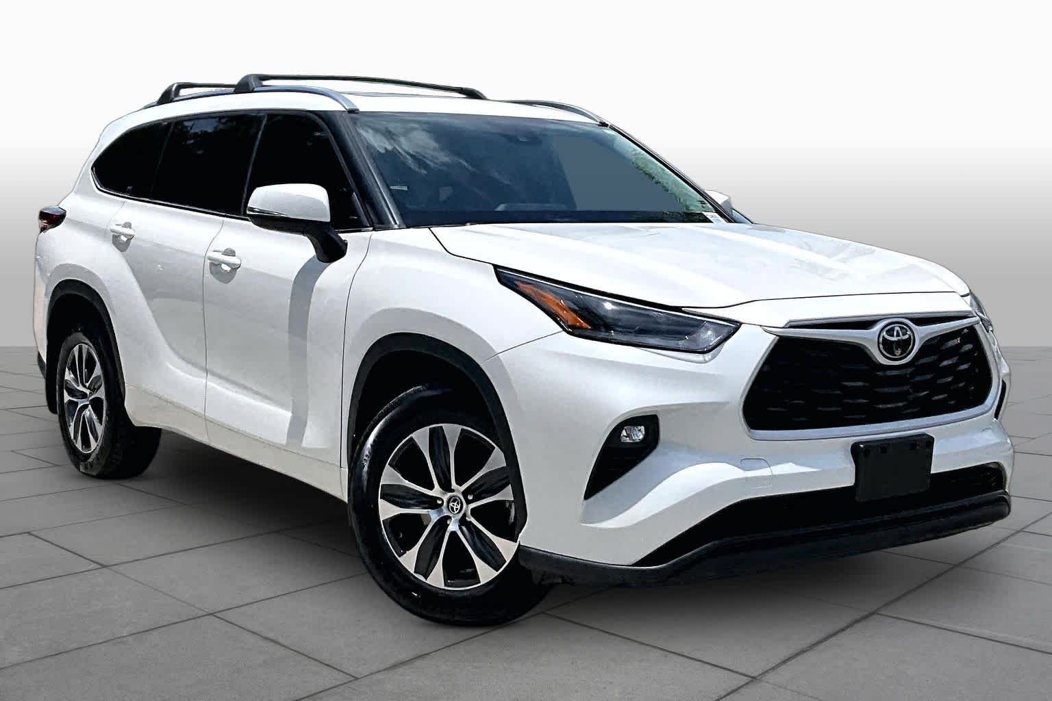 Used 2021 Blizzard Pearl Toyota XLE image 3