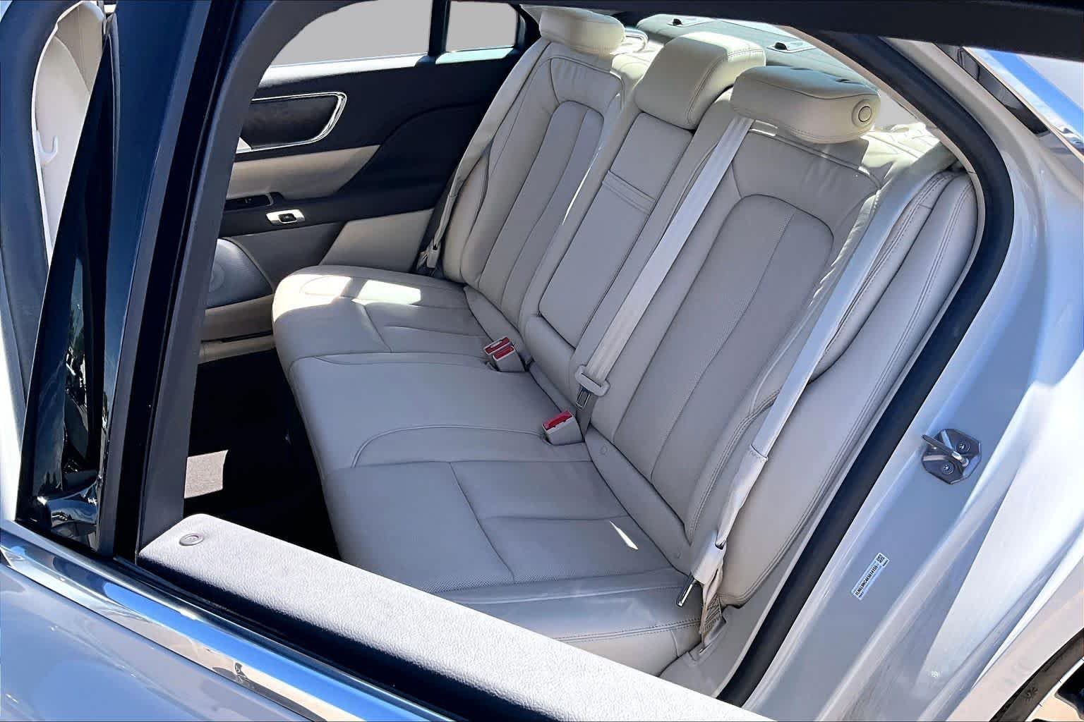 Used 2019 Ceramic Pearl Metallic Lincoln Reserve image 18