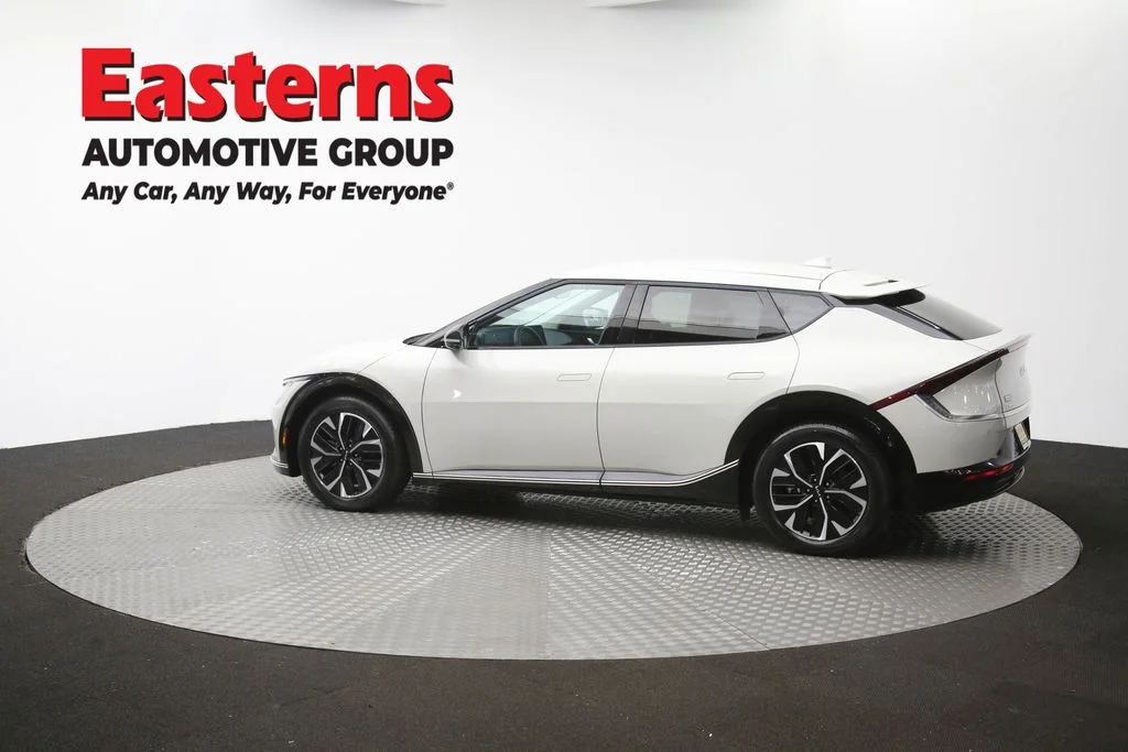 Used 2023 White Kia Wind image 65