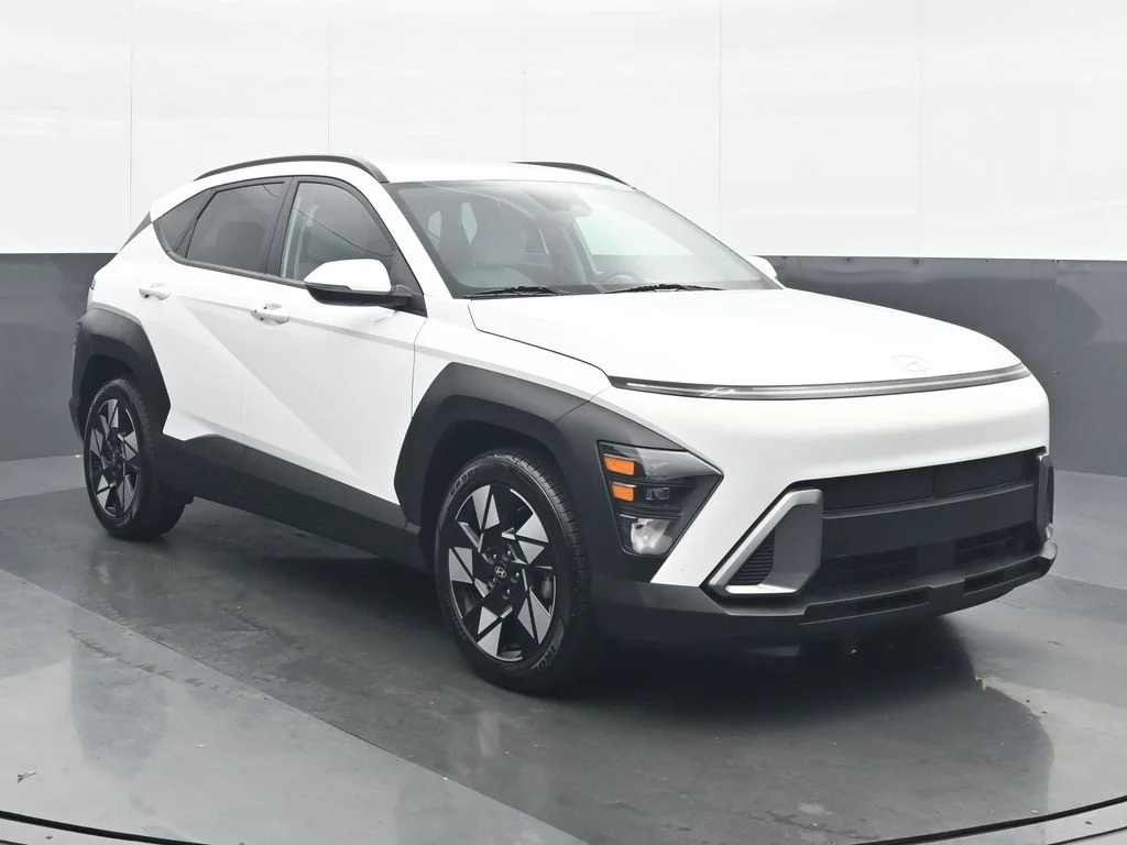 Used 2025 White Hyundai SEL image 9