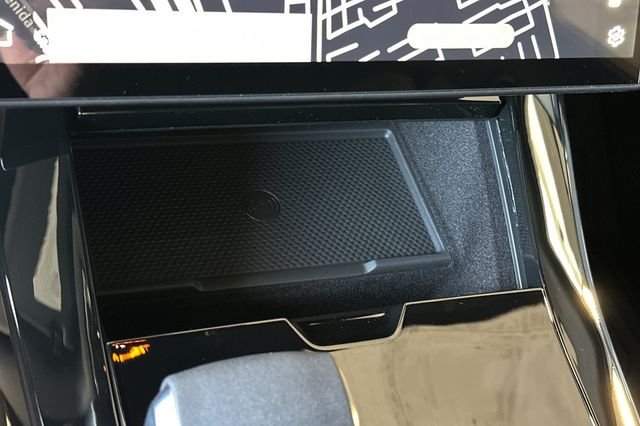 New 2026 Santorini Black Land Rover Dynamic SE image 20