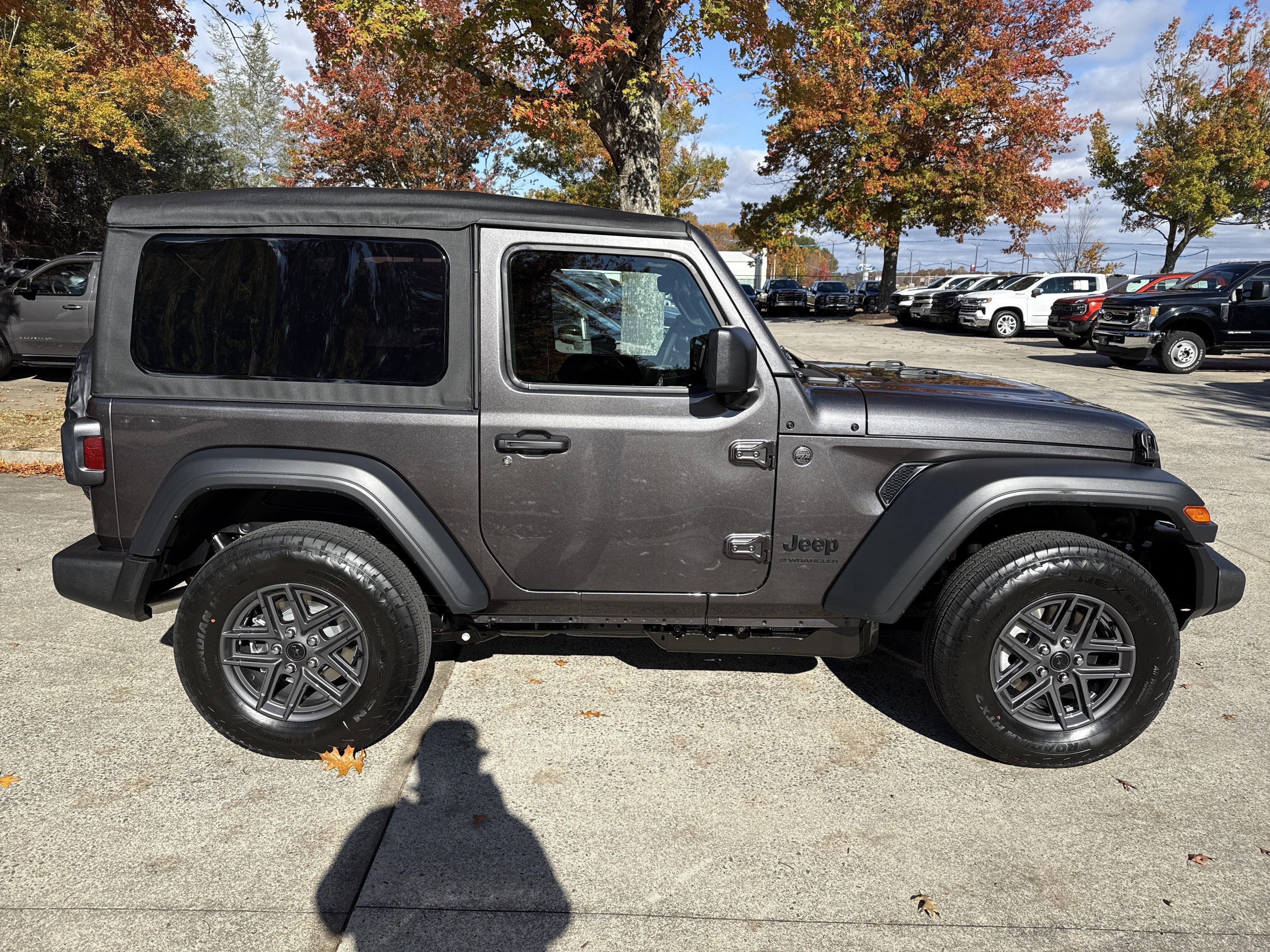 New 2026 Granite Crystal Metallic Clearcoat Jeep Sport S image 8