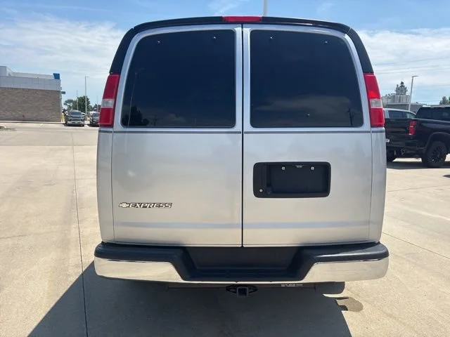 Used 2018 SILVER ICE METALLIC Chevrolet LT image 28