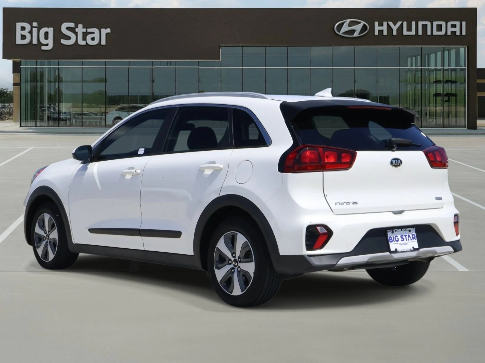 Used 2021 Snow White Pearl Kia LX image 3