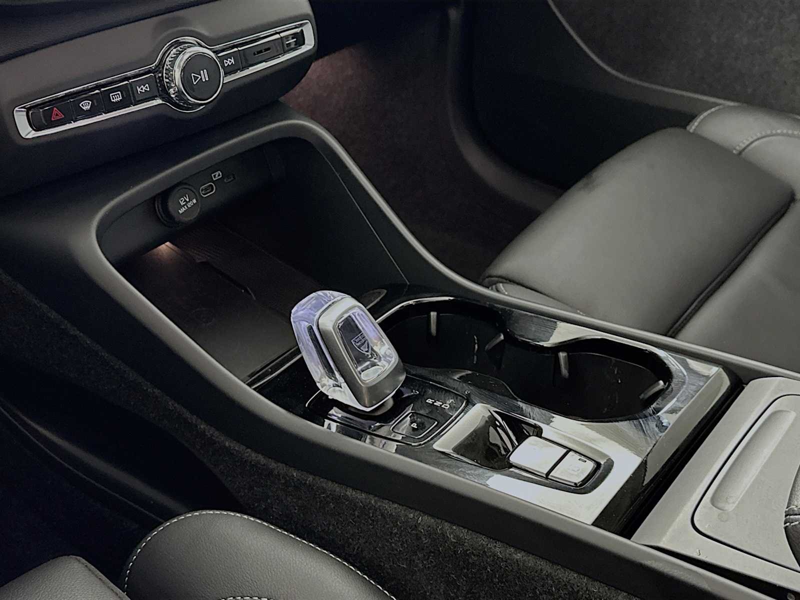 2025 Volvo XC40 Plus - Photo 16