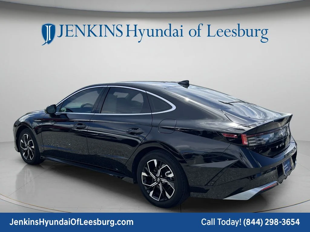 Used 2024 Black Hyundai SEL image 7