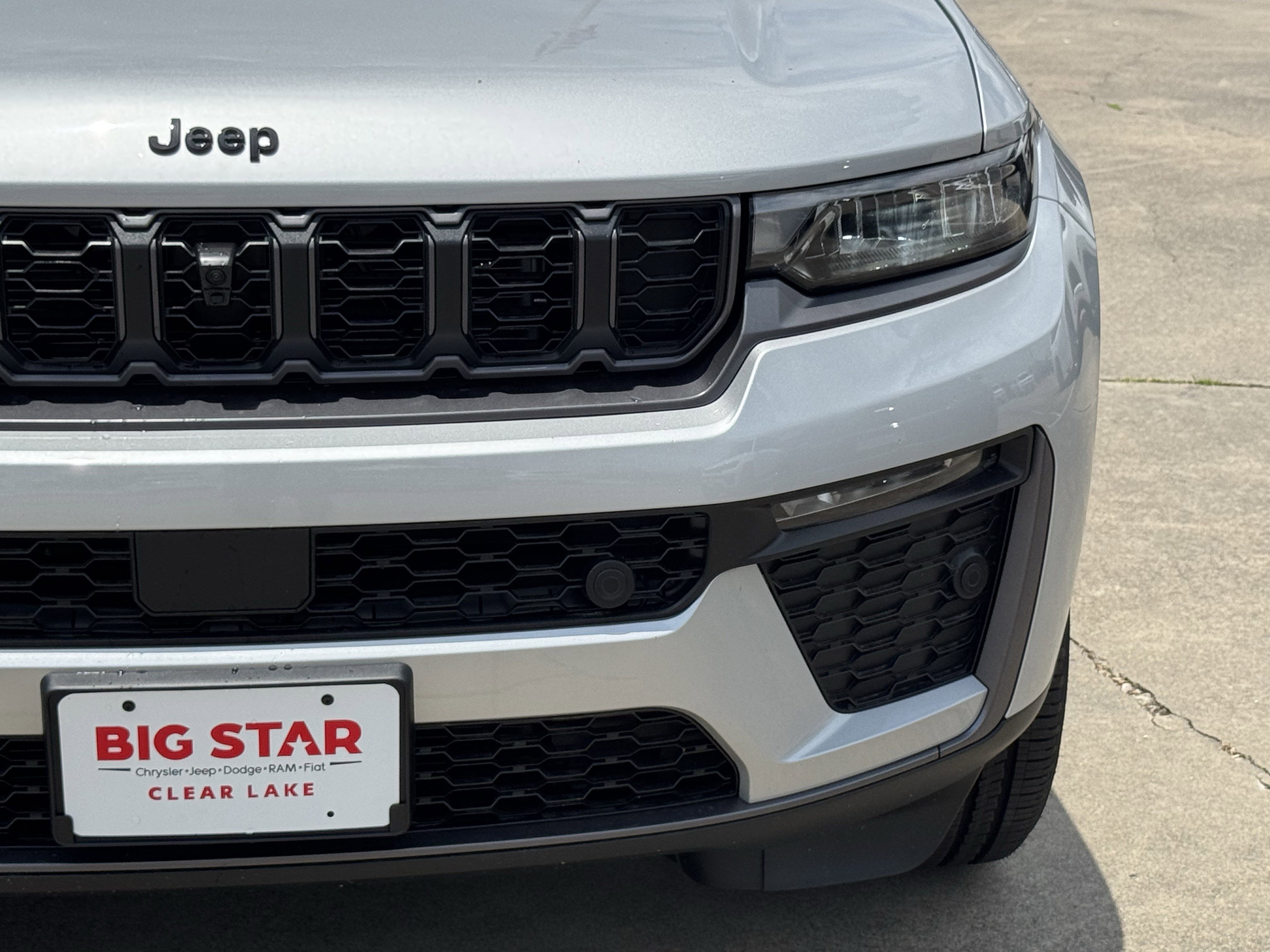 New 2026 Silver Zynith Exterior Paint Jeep 85th Anniversary Edition image 4