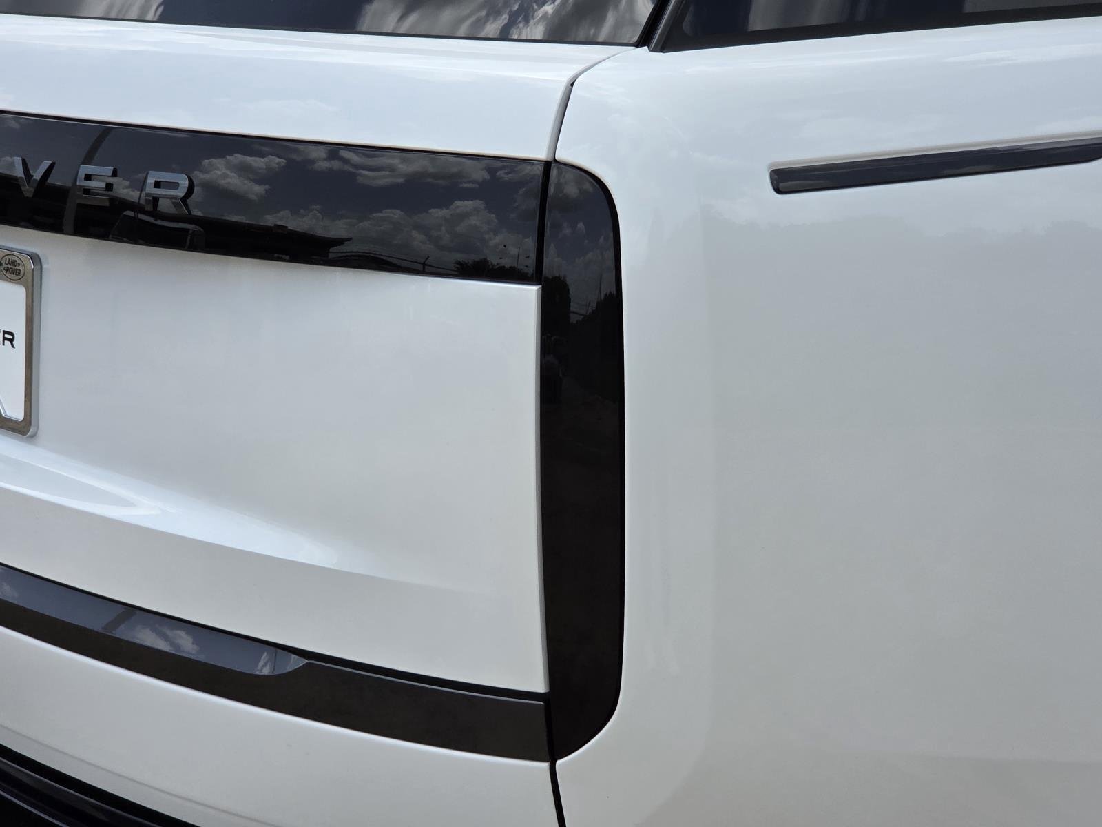 New 2026 Ostuni Pearl White LAND ROVER SE 7 Seats image 8