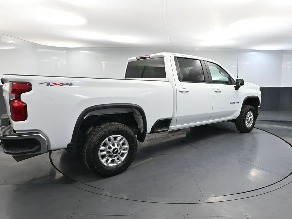 Used 2022 White Chevrolet LT image 4