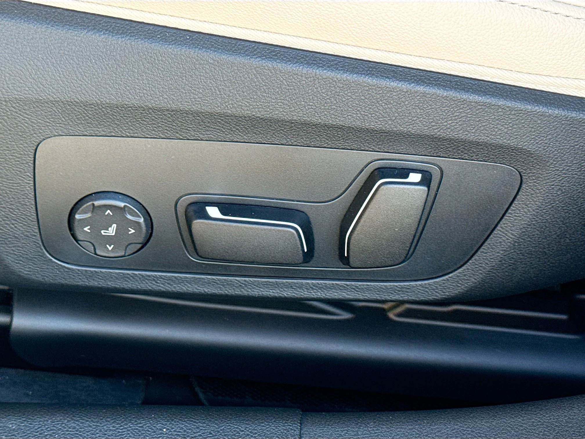 New 2026 Black Sapphire Metallic BMW 330i image 25