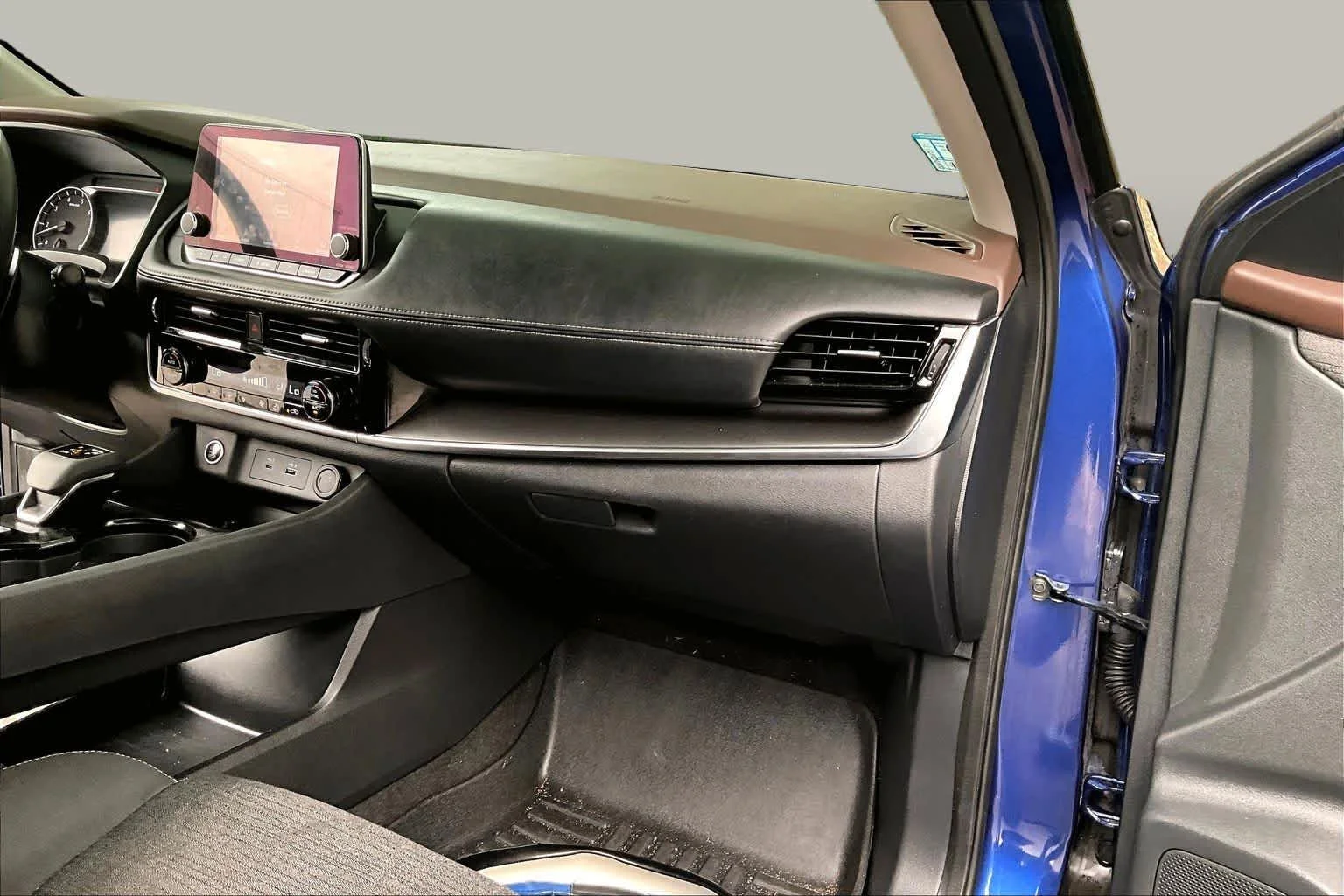 Used 2022 Caspian Blue Metallic Nissan SV image 17