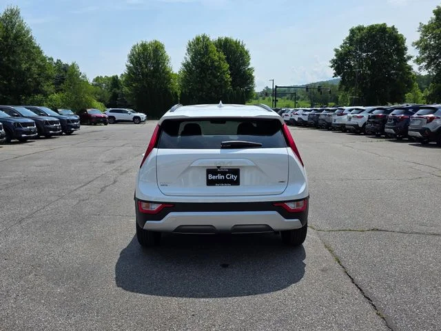 New 2026 Snow White Pearl Kia LX image 7