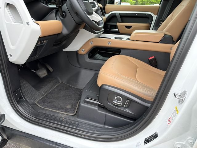 Used 2025  Land Rover X-Dynamic SE image 9
