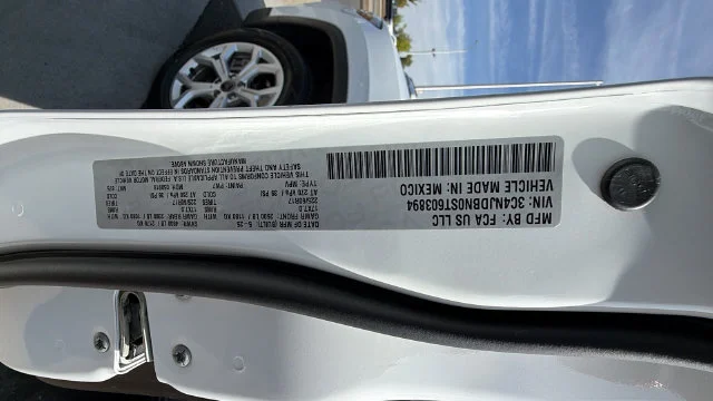 Used 2025 White Jeep Latitude image 33