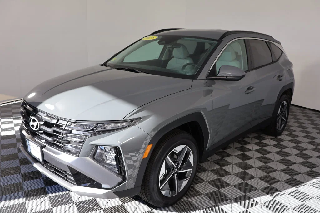 Used 2025 Gray Hyundai SEL image 4