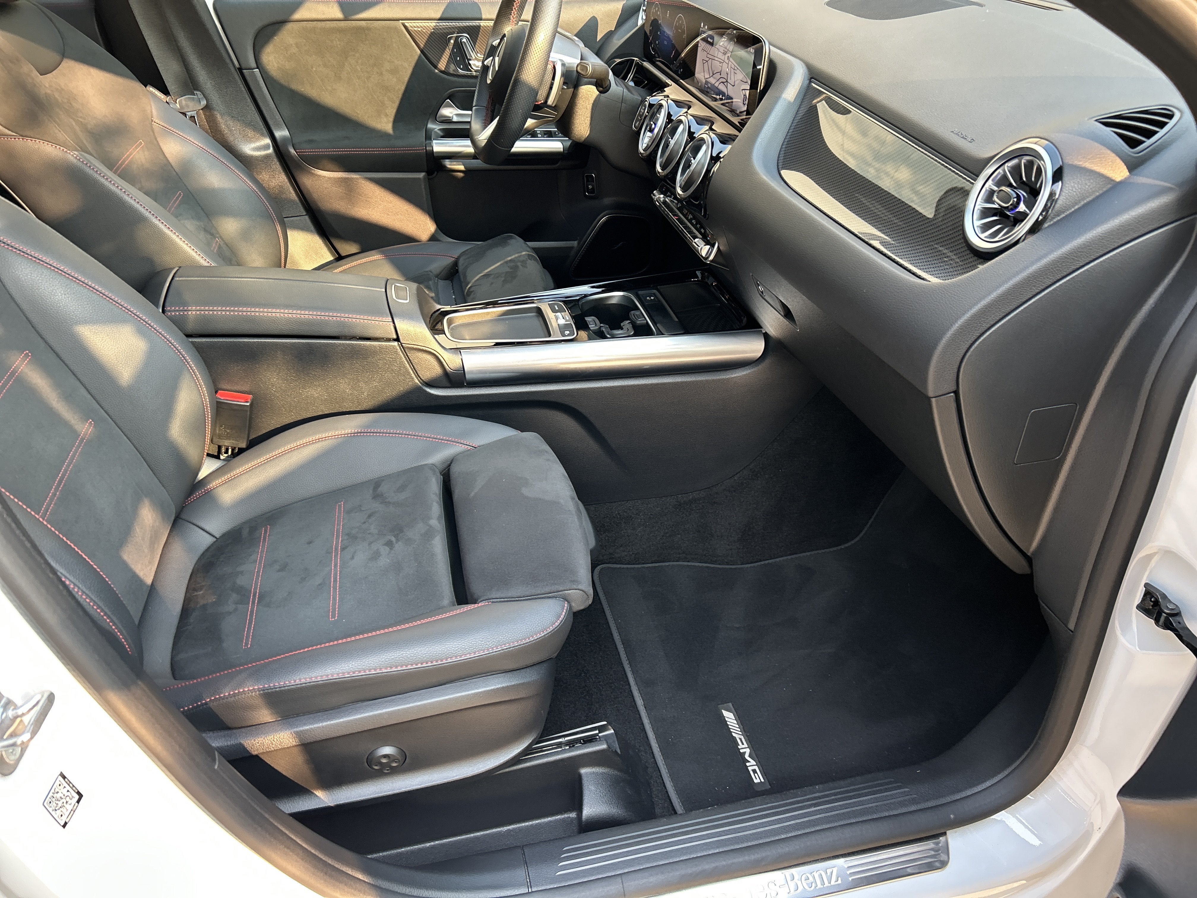Certified Used 2024 Digital White Metallic Mercedes-Benz GLA 250 SUV image 48
