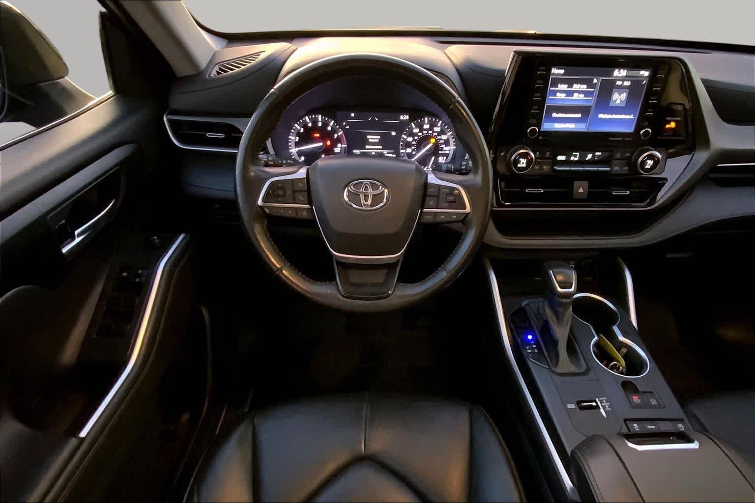 Used 2022 Midnight Black Metallic Toyota XLE image 5