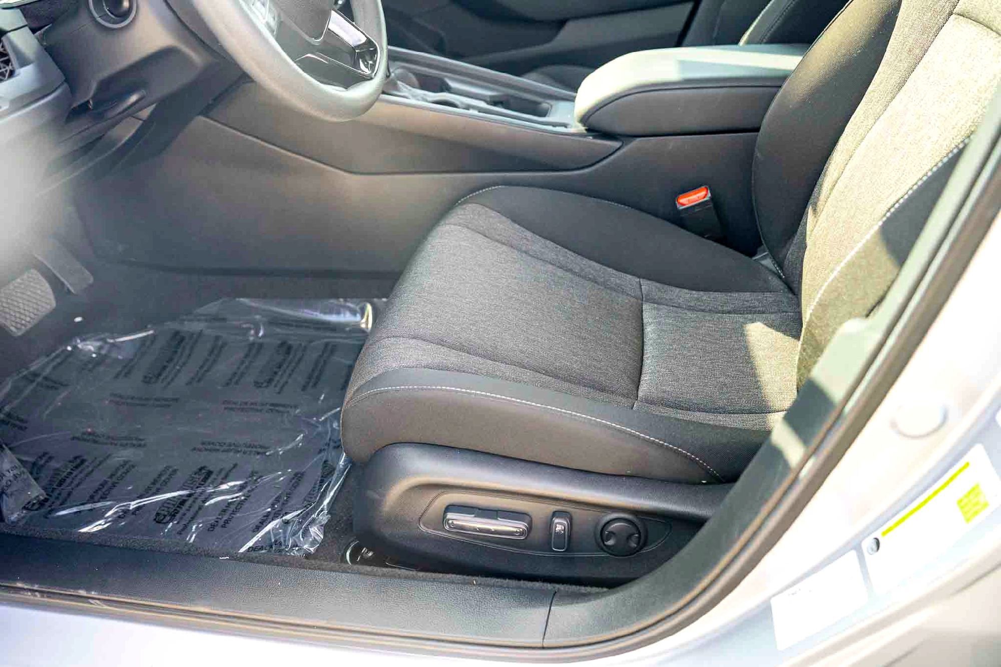Used 2025 Silver Metallic Honda SE image 12