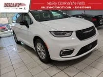 2026 Chrysler Pacifica Select's photo