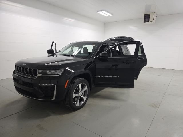 New 2026 Diamond Black Crystal Pearl-Coat Exterior Paint Jeep Limited image 10