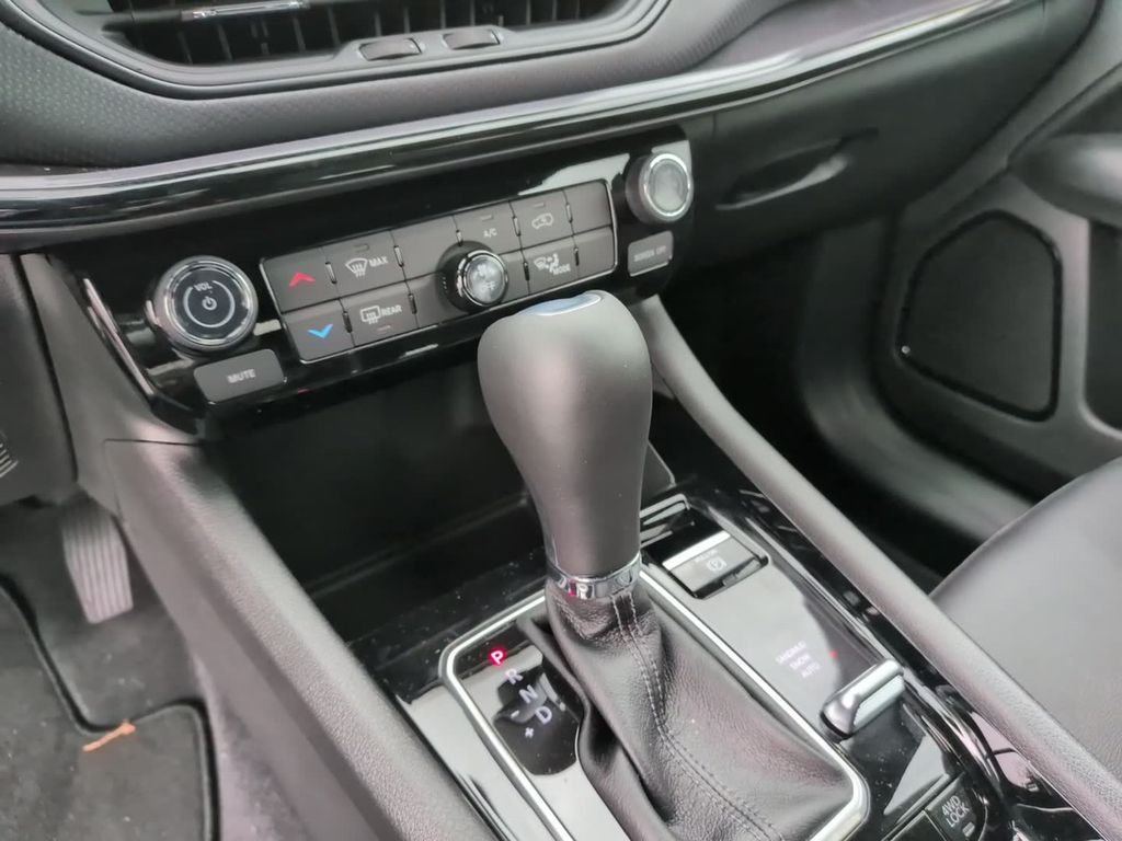 New 2026 White Jeep Latitude image 25