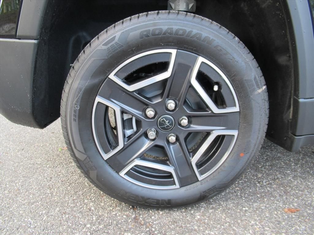 New 2026 Diamond Black Crystal Pearl-Coat Exterior Paint Jeep Limited image 8