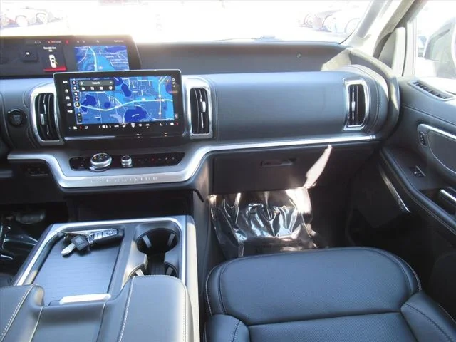 Used 2025 Silver Ford Platinum image 13