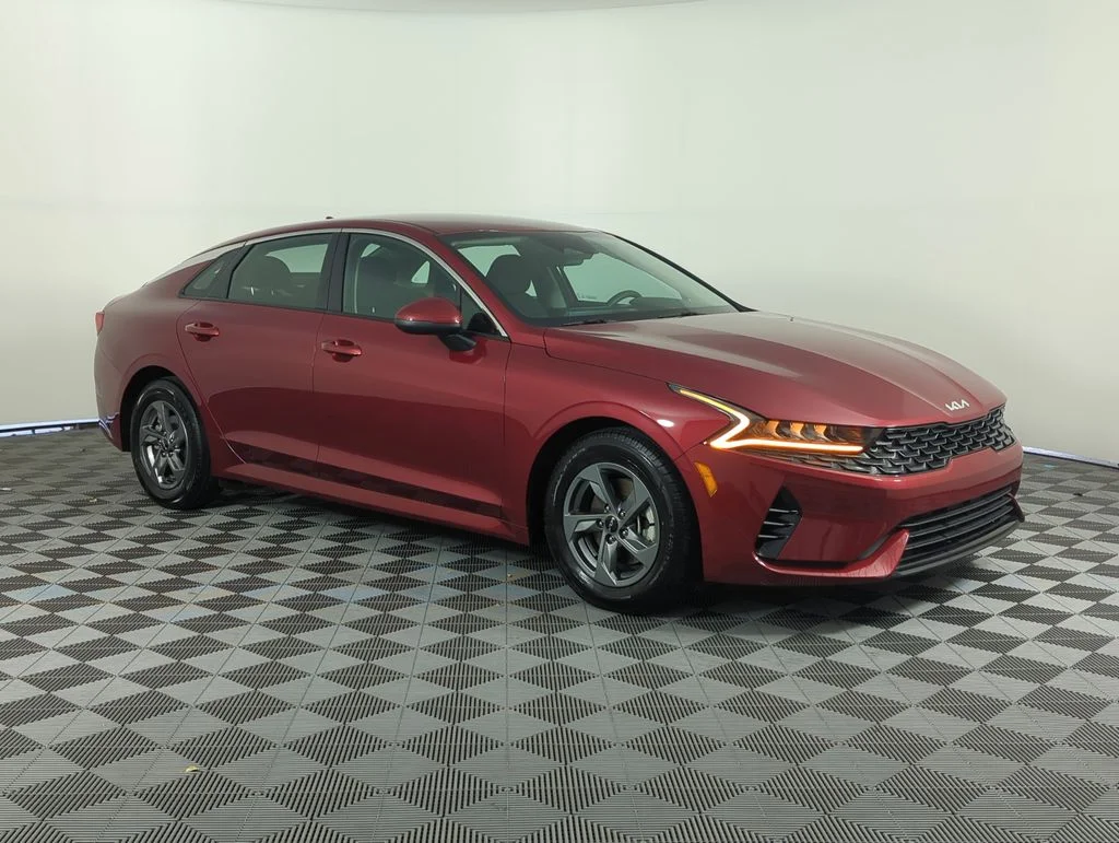 Used 2023 Red Kia LXS image 9