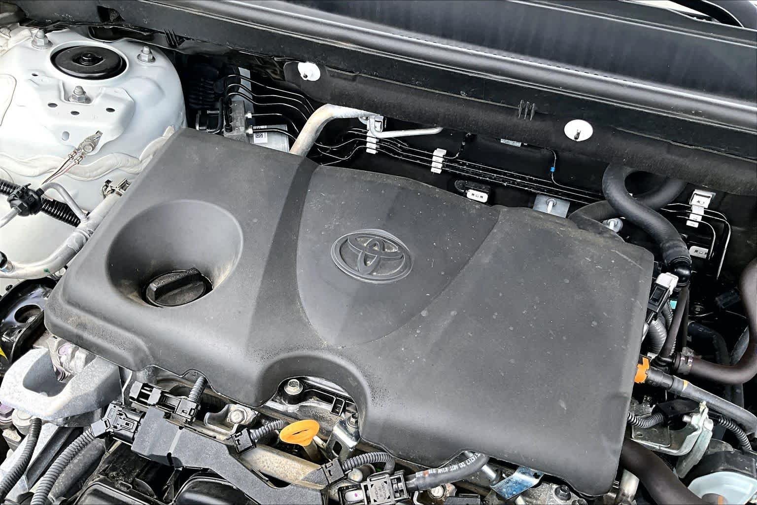 Used 2025 Ice Cap Toyota LE image 31
