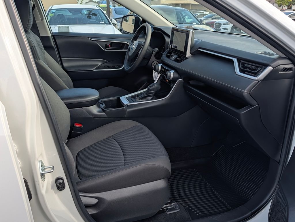 2024 Toyota RAV4 LE - Photo 9